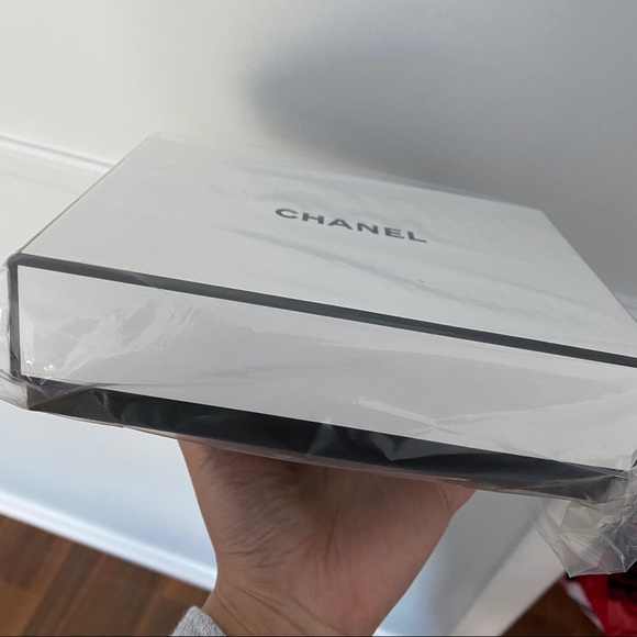 Authentic Chanel box for gifts or decor - Picture 2 of 9